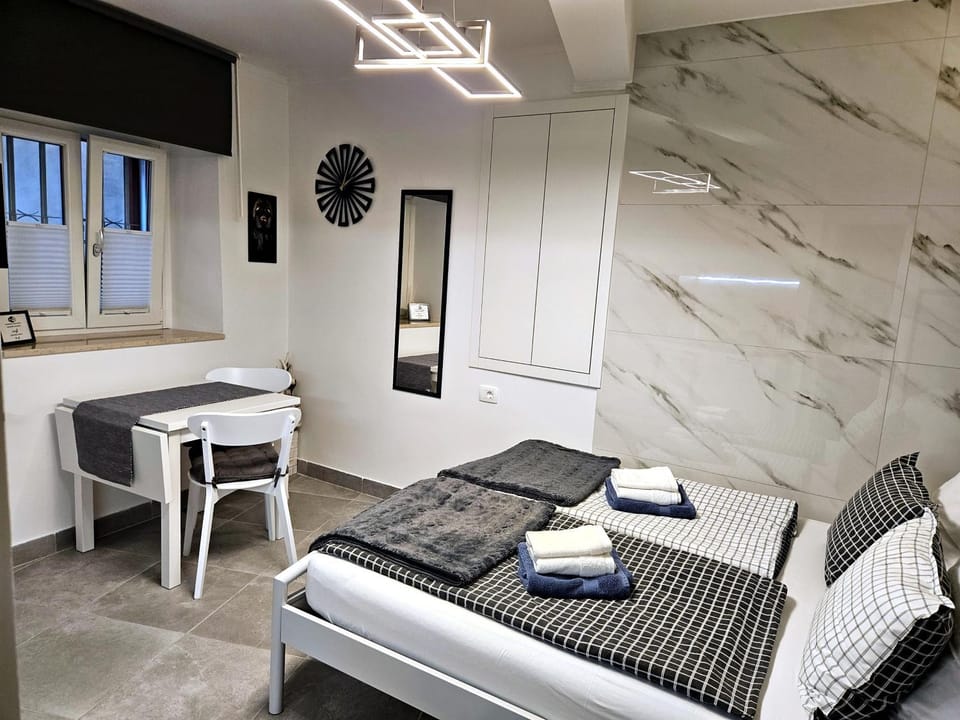 Bed, Photo of the whole room, Dining area, towels