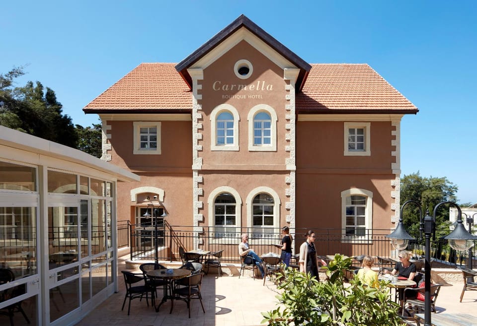 Property building, Patio, Restaurant/places to eat, Facade/entrance, Day, Garden, Lounge or bar