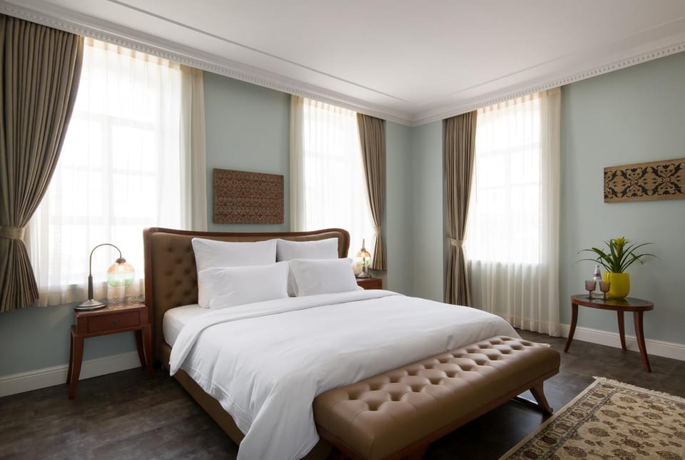 Bed, Living room, Photo of the whole room, Seating area, Bedroom
