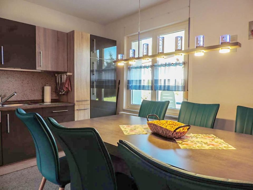 Kitchen or kitchenette, Dining area, Food, kitchen