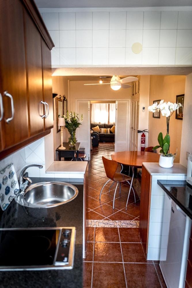 Kitchen or kitchenette, Dining area