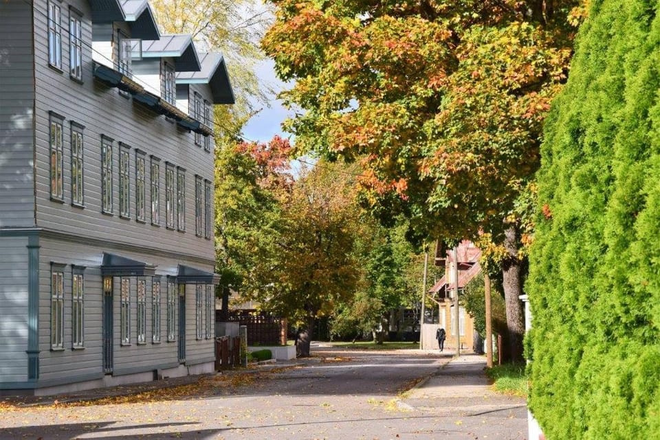 Facade/entrance, Neighbourhood