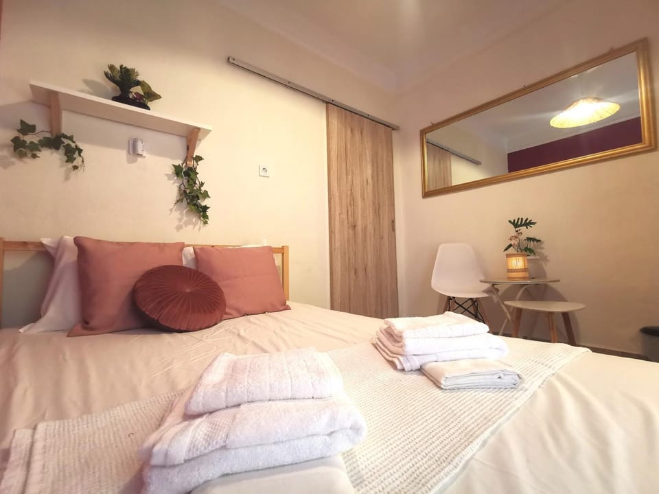 Bed, Bedroom, towels