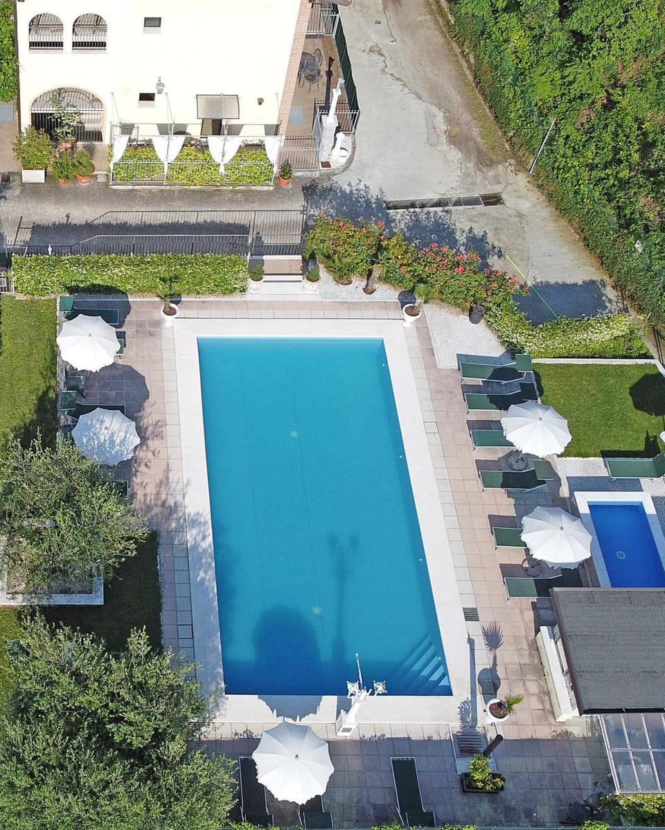 Bird's eye view, Pool view