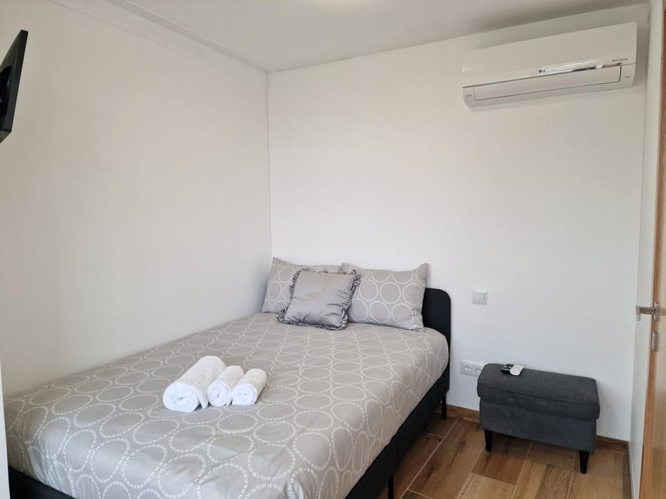 Bed, TV and multimedia, Bedroom, air conditioner