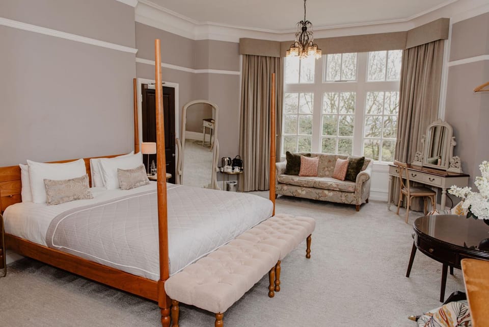 Bed, Living room, Photo of the whole room, Seating area, Bedroom