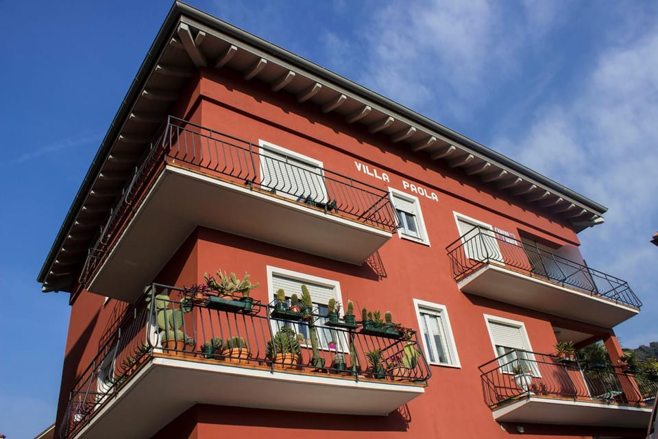 Property building, Facade/entrance, Day, Balcony/Terrace
