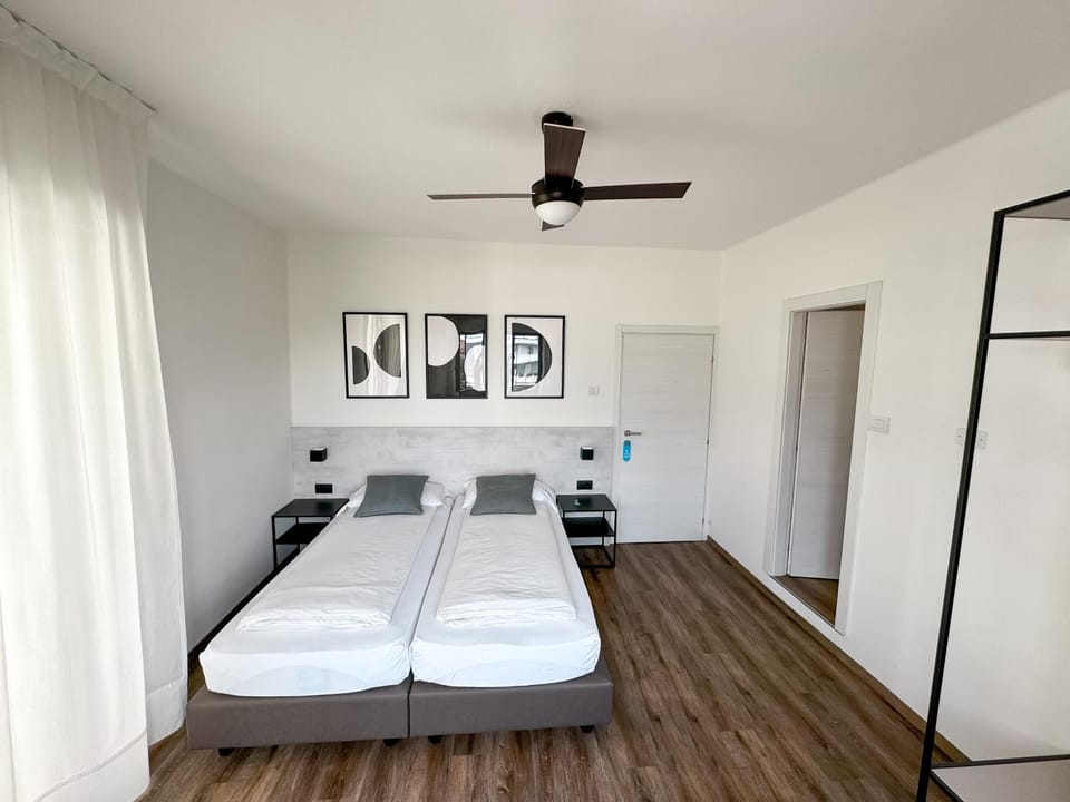 Bed, Photo of the whole room, Bedroom, fireplace