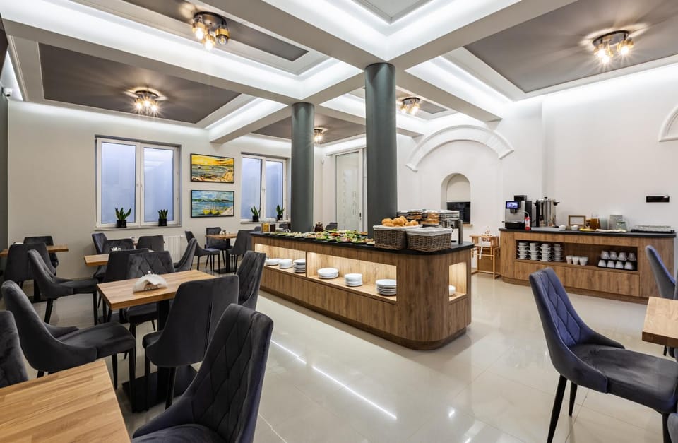 Restaurant/places to eat, Dining area, Breakfast