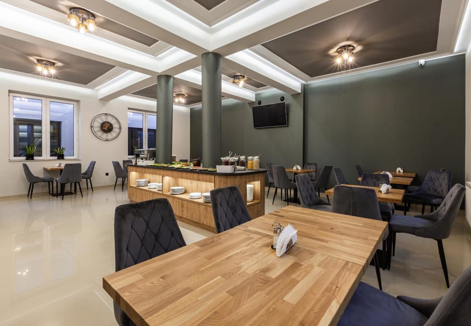 Restaurant/places to eat, Dining area, Breakfast