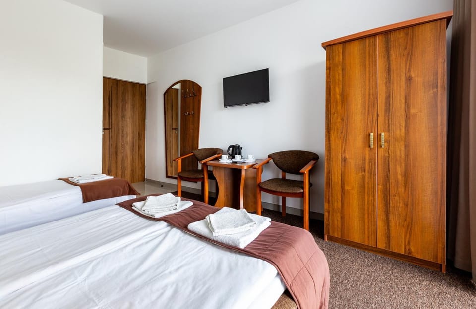 Bed, towels