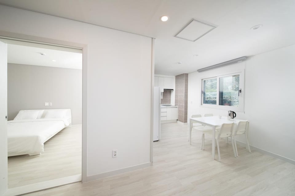Bed, Dining area, Bedroom
