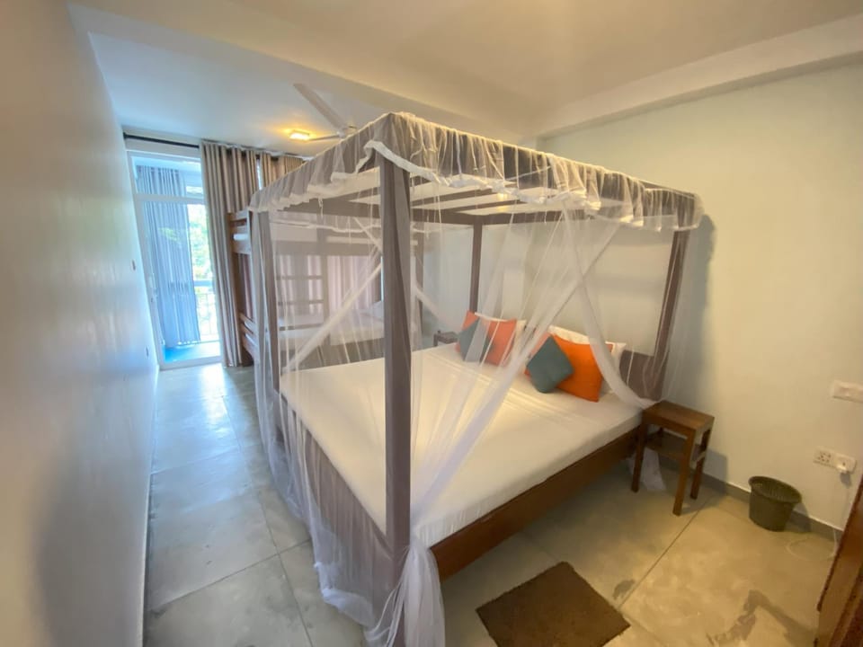 Bedroom, bunk bed