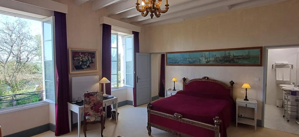 Photo of the whole room, Garden view