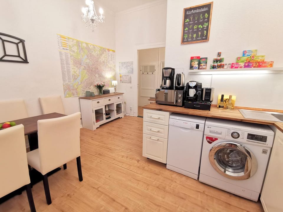 Coffee/tea facilities, Kitchen or kitchenette, Dining area