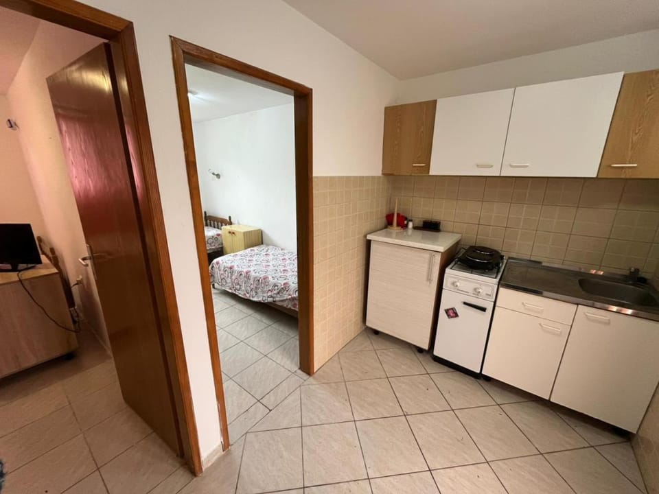 Kitchen or kitchenette, Photo of the whole room, stove