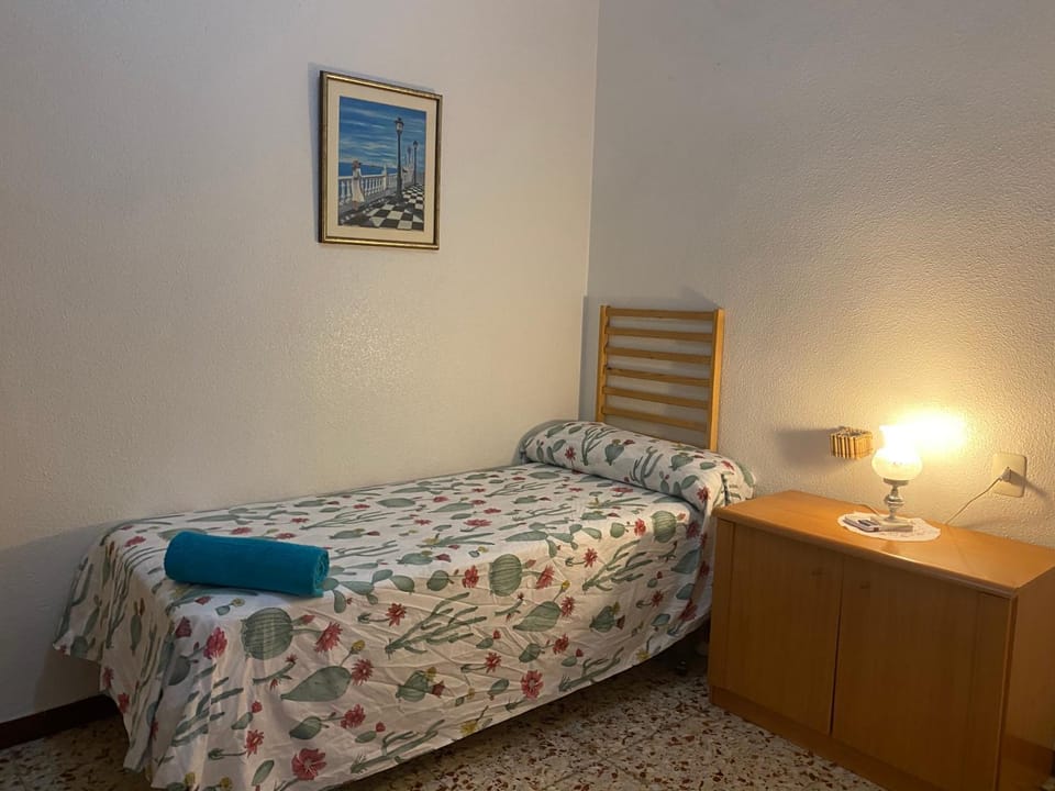 Bed, Photo of the whole room, Bedroom, fireplace, towels