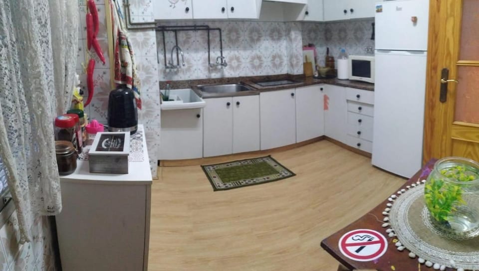 Kitchen or kitchenette, minibar, stove