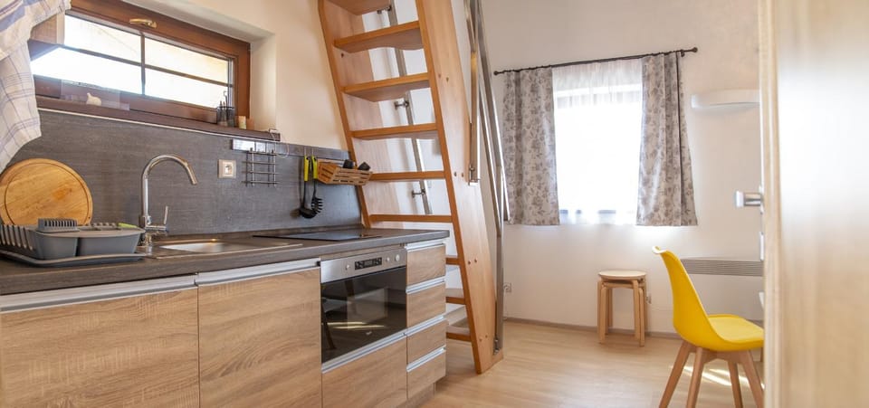 Kitchen or kitchenette, microwave, stove