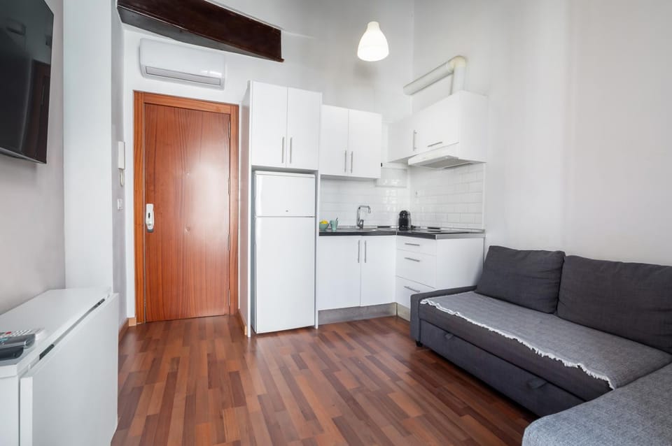 Photo of the whole room, Dining area