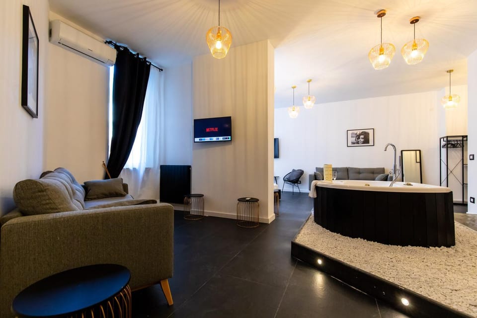 Hot Tub, Living room, Bedroom