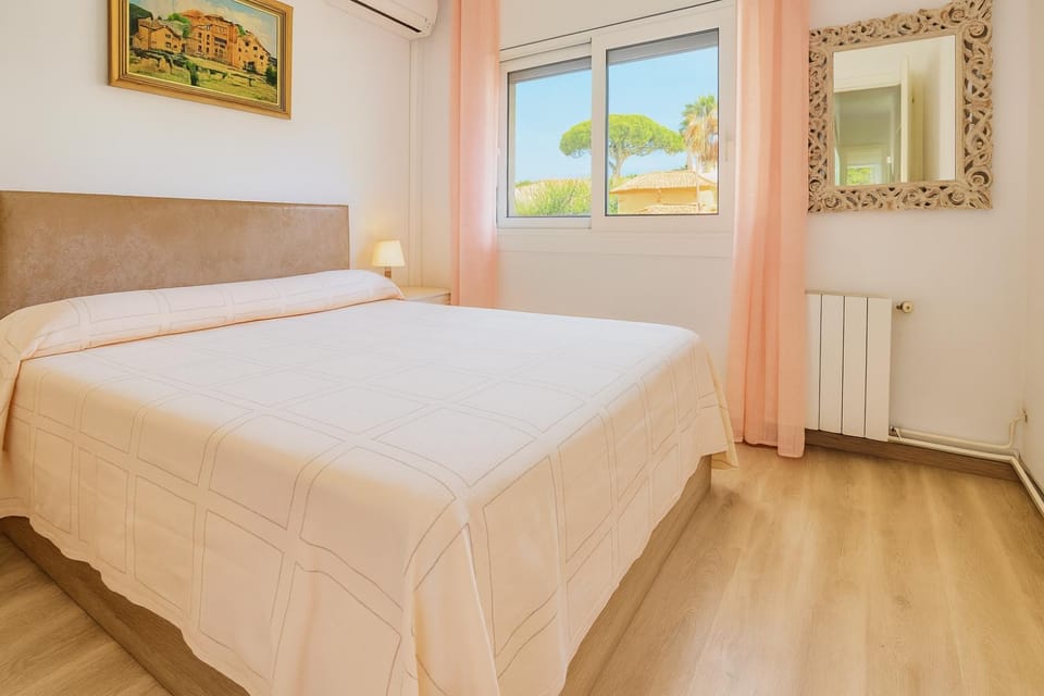 Bedroom, air conditioner