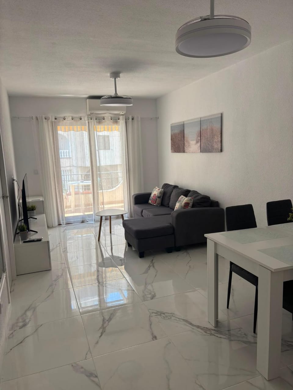 TV and multimedia, Living room, Seating area, Dining area