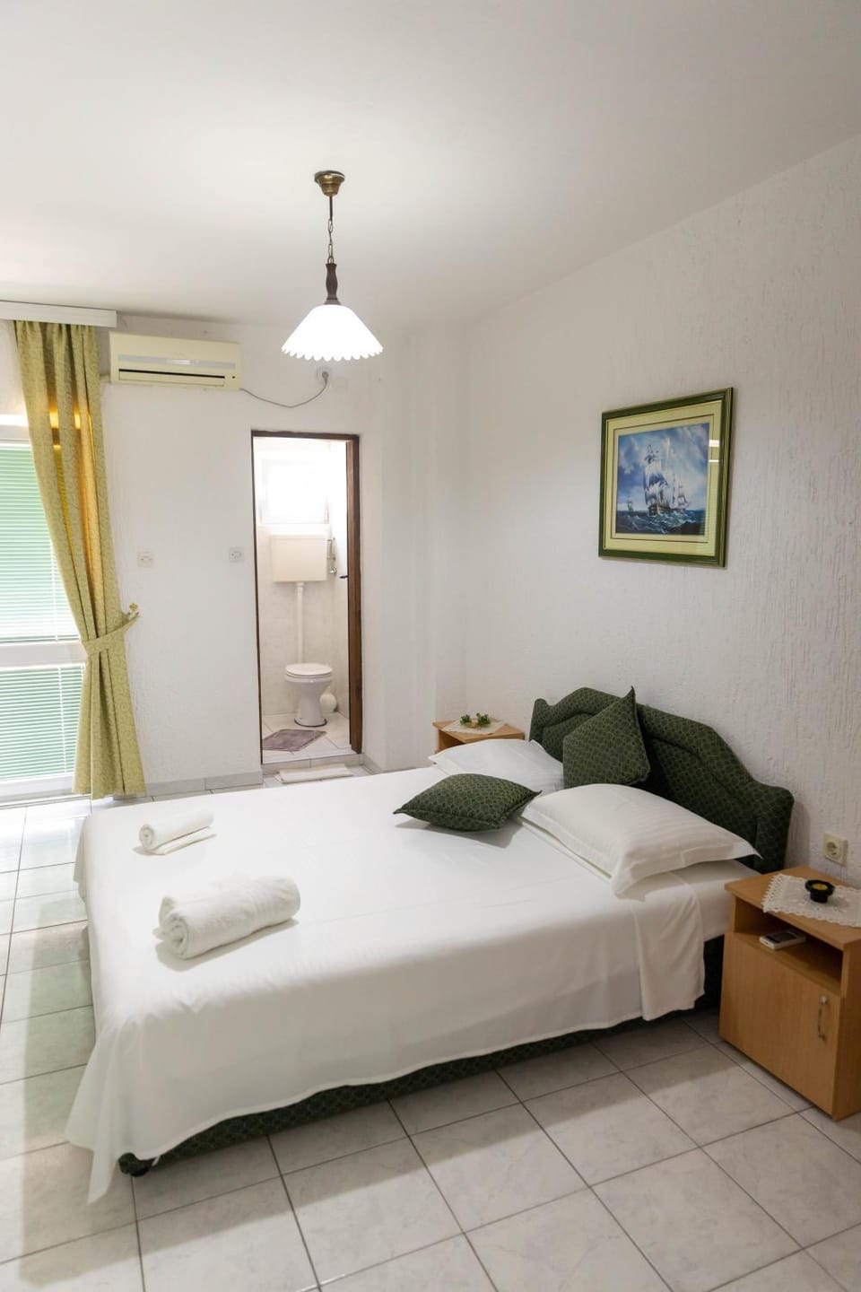 Bed, Photo of the whole room, towels
