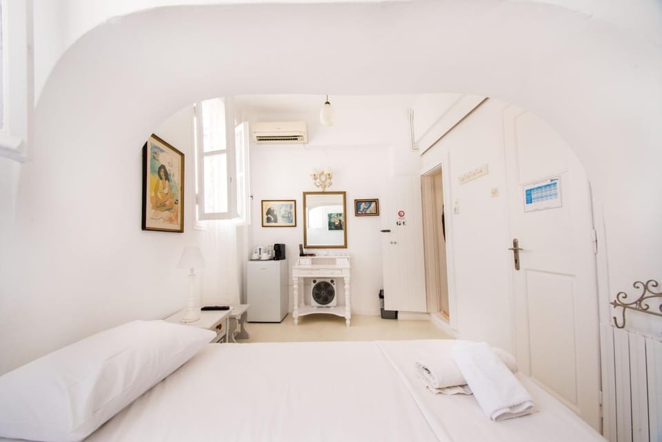 Photo of the whole room, air conditioner
