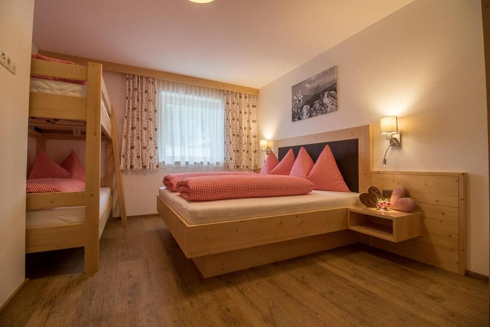 Photo of the whole room, Decorative detail, Bedroom, Mountain view
