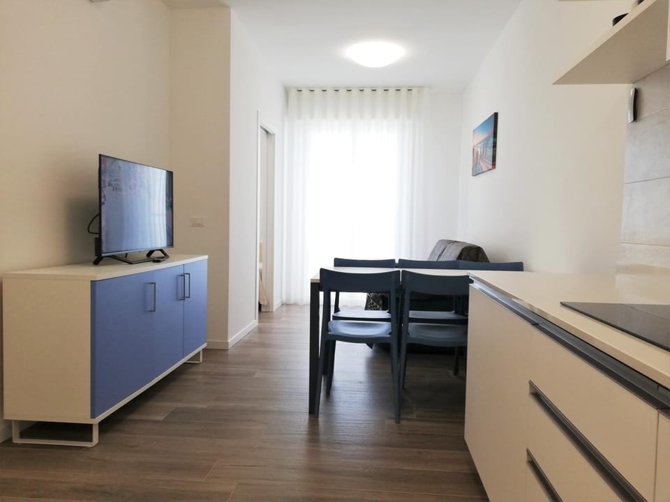 TV and multimedia, Kitchen or kitchenette, Dining area, hair dresser, minibar