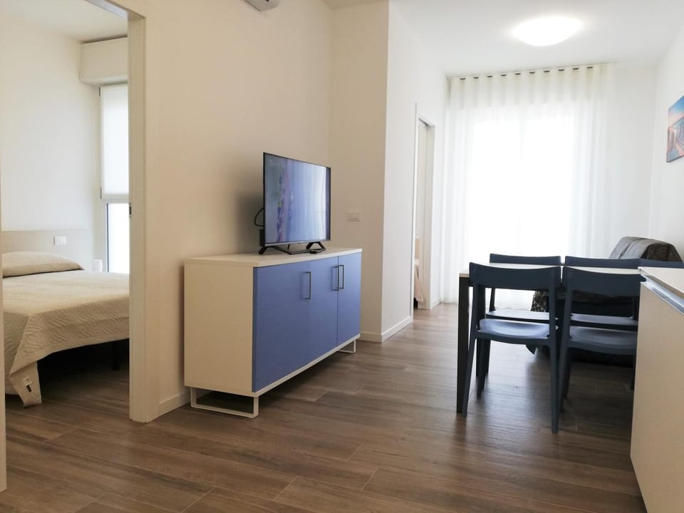 Bed, TV and multimedia, Dining area, Bedroom, hair dresser