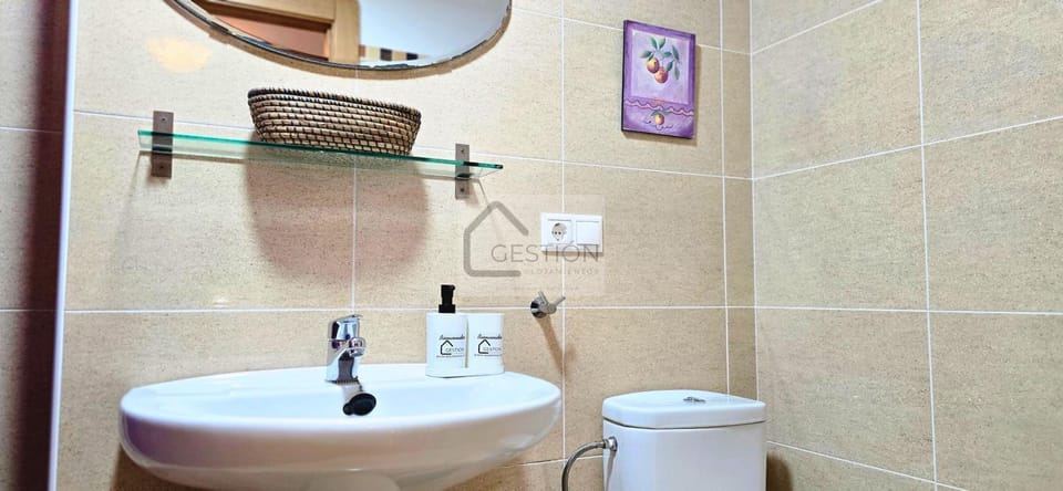 Bathroom, Photo of the whole room, Decorative detail, Bath, towels