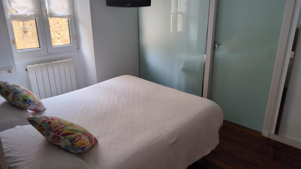Bed, TV and multimedia, Photo of the whole room