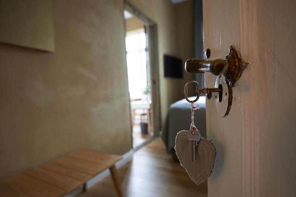 Photo of the whole room, Decorative detail