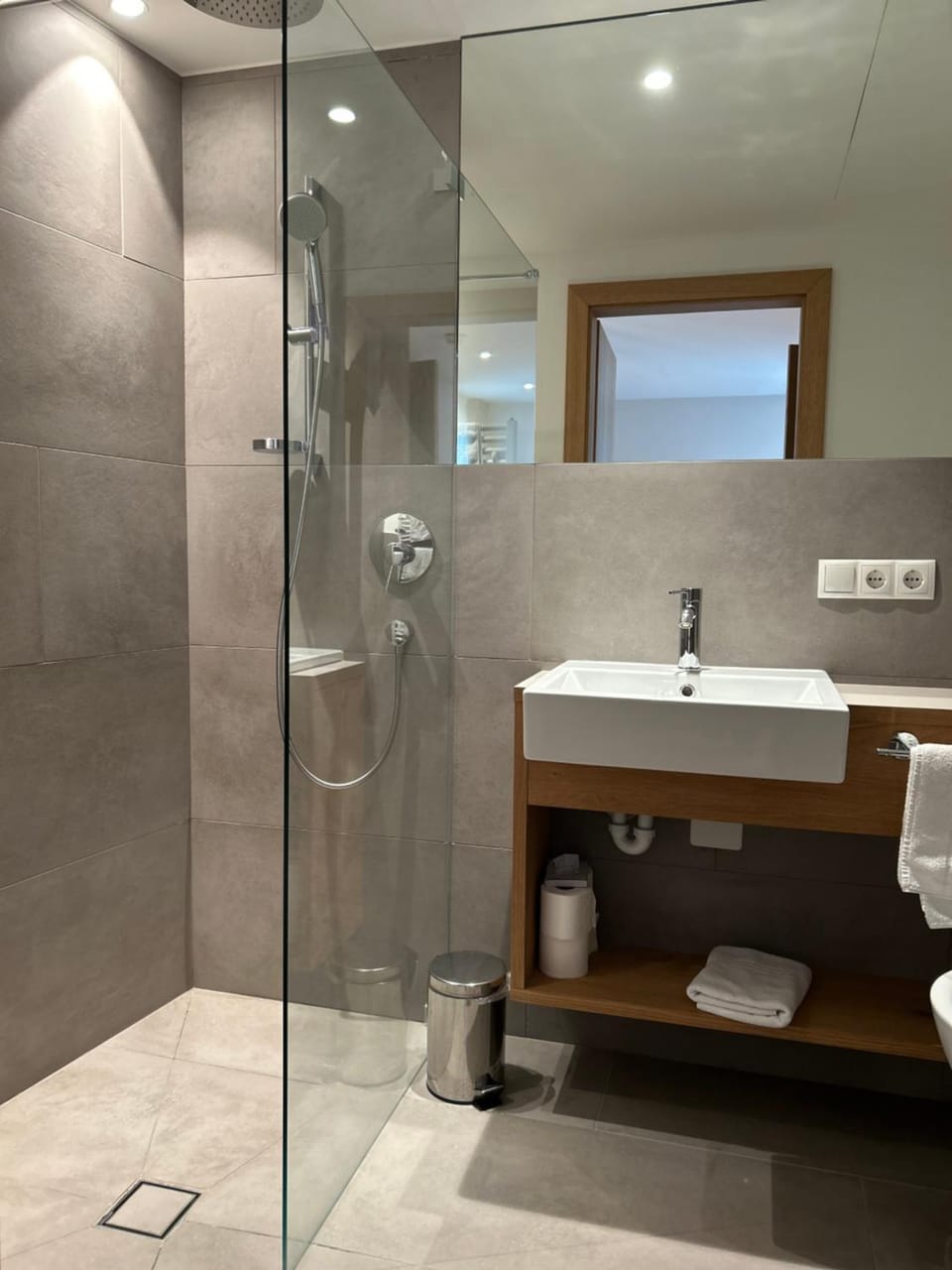 Shower, Toilet, Bathroom, towels