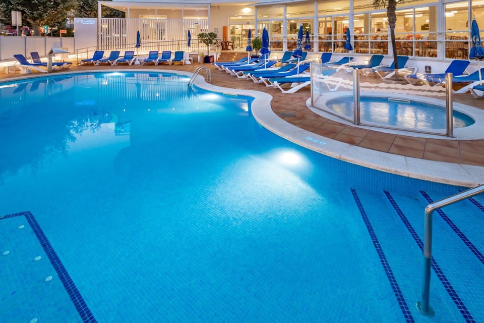 Swimming pool, sunbed