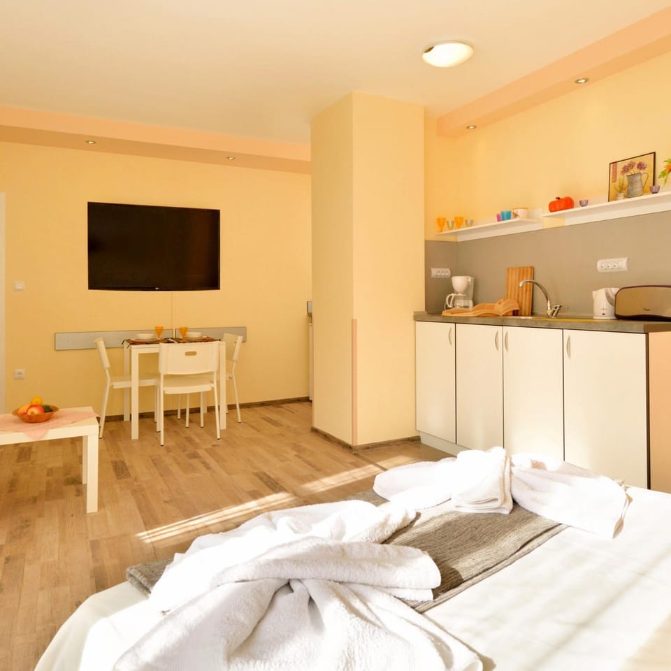 Kitchen or kitchenette, Seating area, Bedroom