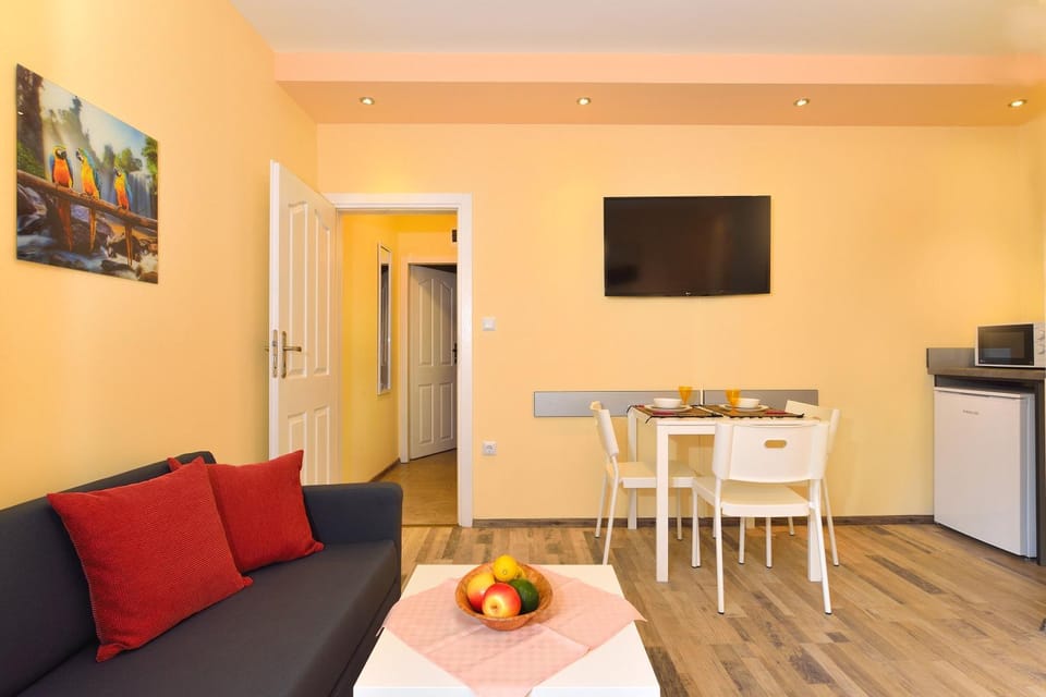 TV and multimedia, Kitchen or kitchenette, Seating area, Bedroom
