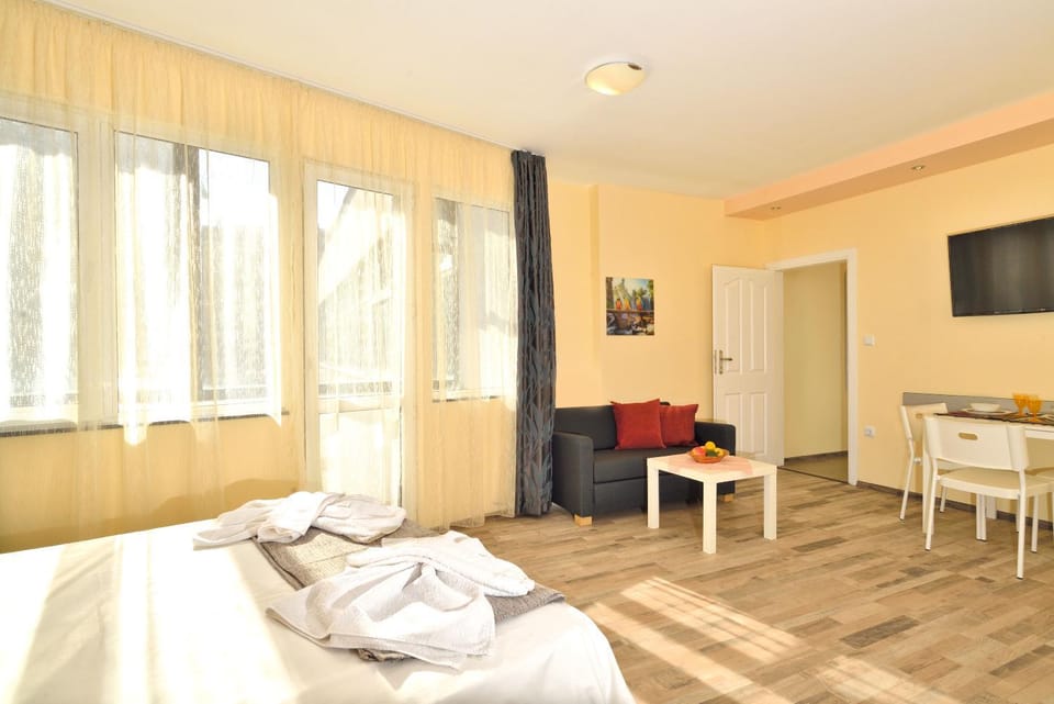 TV and multimedia, Dining area, Bedroom