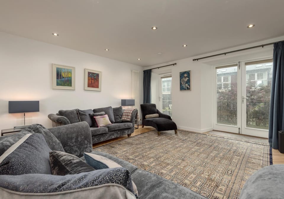TV and multimedia, Living room, Decorative detail, Seating area