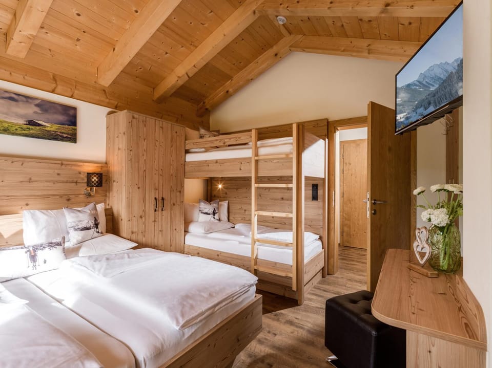 Bed, TV and multimedia, Photo of the whole room, Bedroom, wardrobe