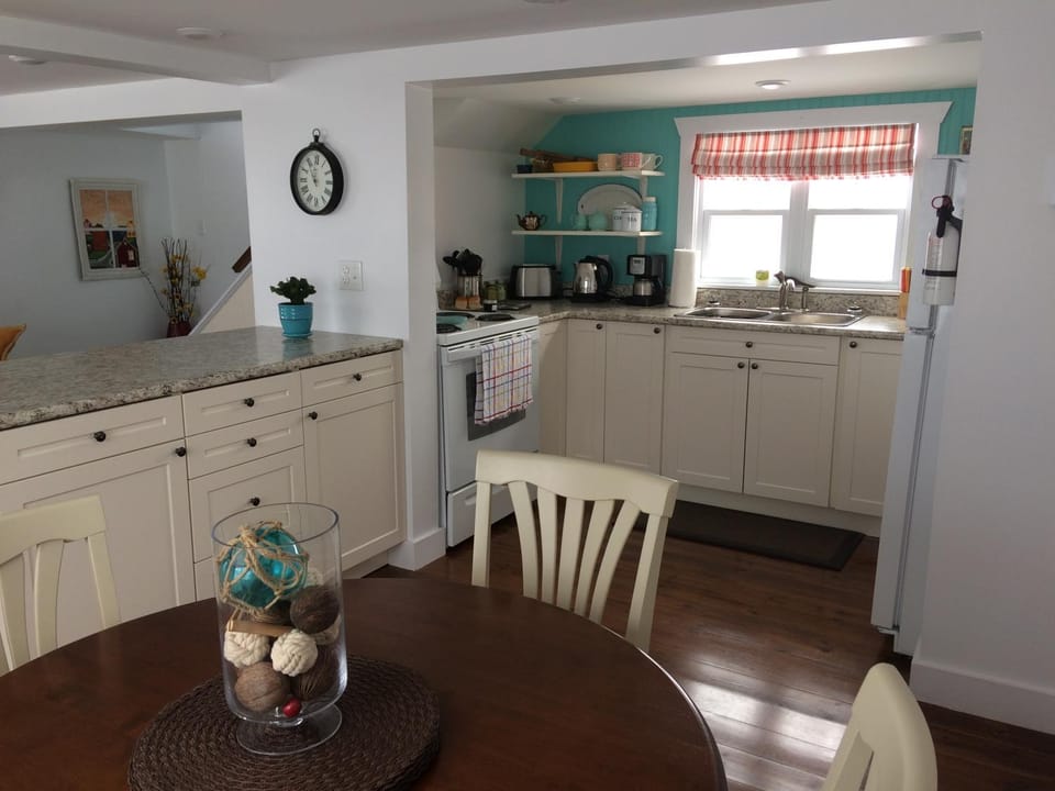 Coffee/tea facilities, Kitchen or kitchenette, Dining area