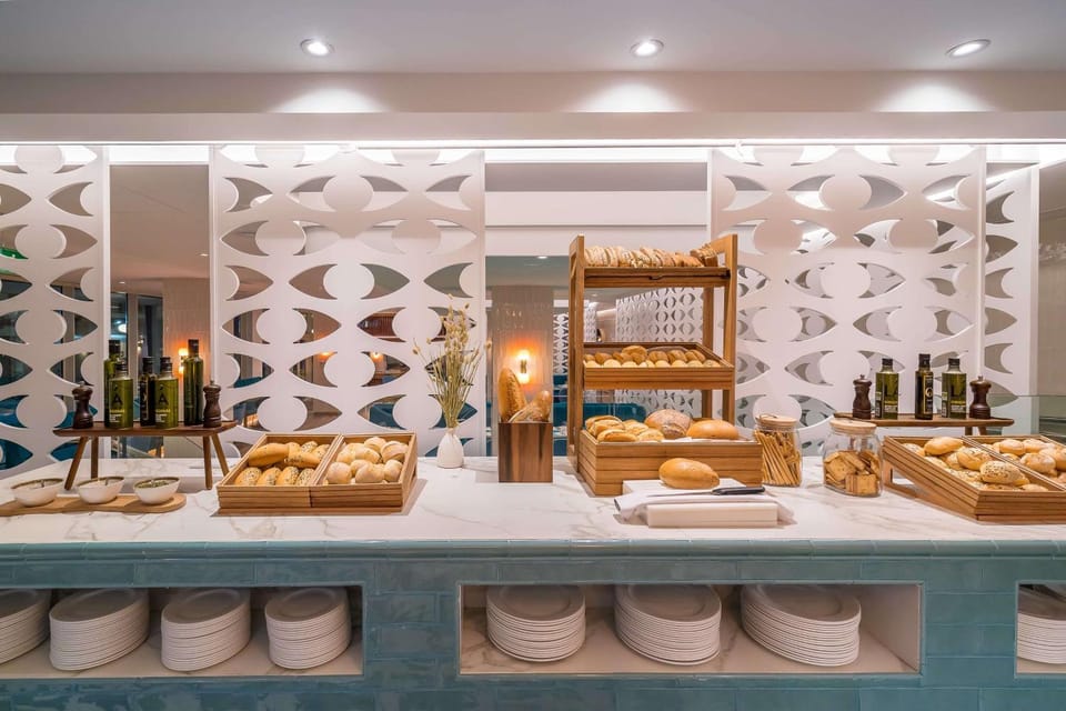 Restaurant/places to eat, Buffet breakfast