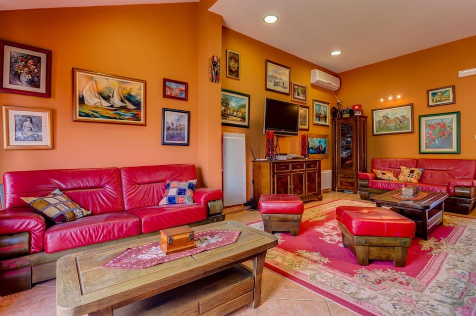 Living room, Other, Photo of the whole room, Decorative detail, City view, Garden view, Mountain view, Sea view, Family