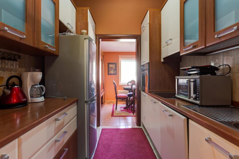 Staff, People, Kitchen or kitchenette, Food and drinks, Decorative detail, Family