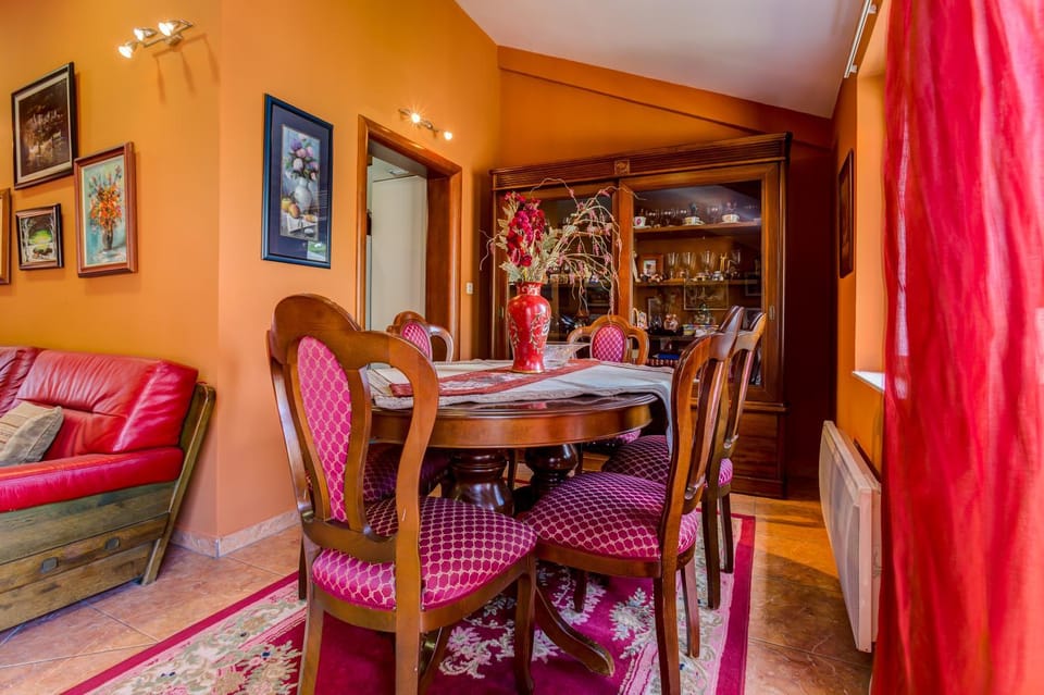 Staff, People, Food and drinks, Other, Photo of the whole room, Decorative detail, Dining area, City view, Garden view, Mountain view, Sea view, Street view, Family