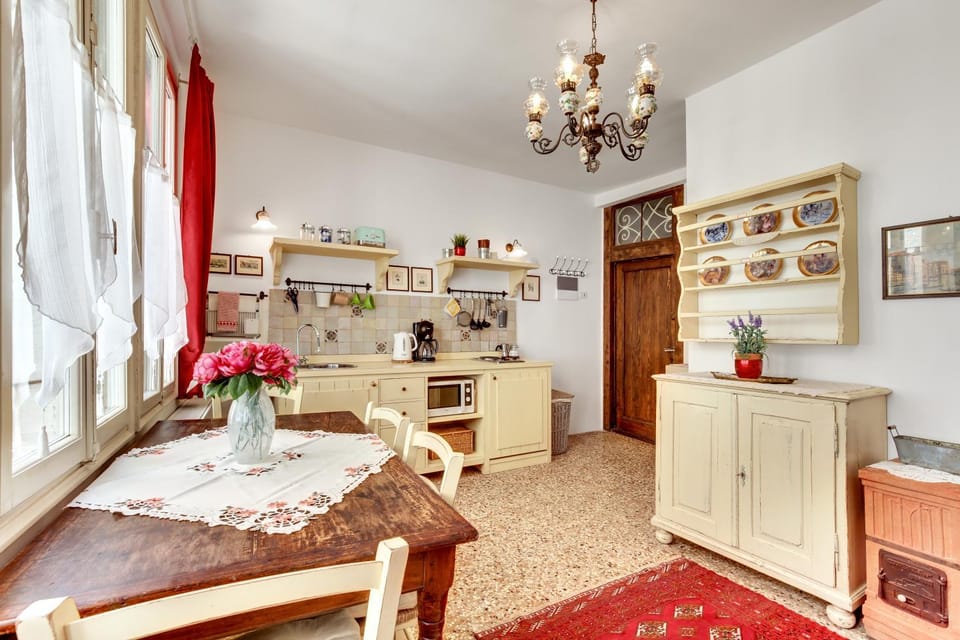Coffee/tea facilities, Kitchen or kitchenette, Living room, Seating area, Dining area