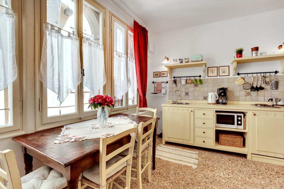 Coffee/tea facilities, Kitchen or kitchenette, Living room, Seating area, Dining area