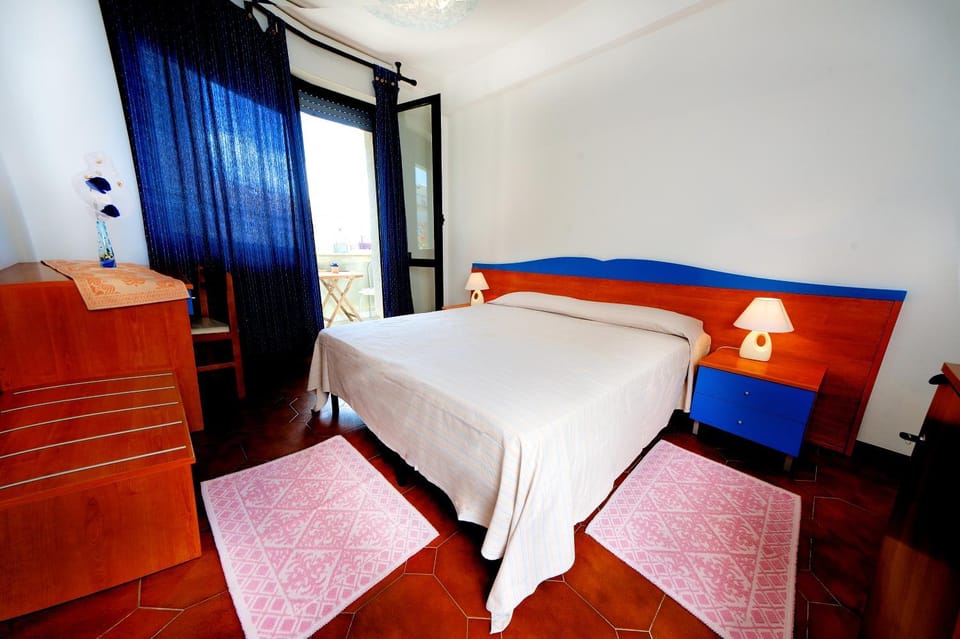 Bed, Bedroom, hair dresser, locker